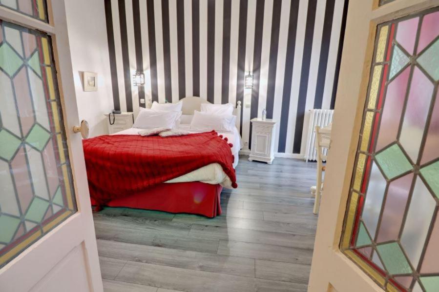 Logis Hotel De La Chapelle Milon-la-Chapelle Eksteriør bilde