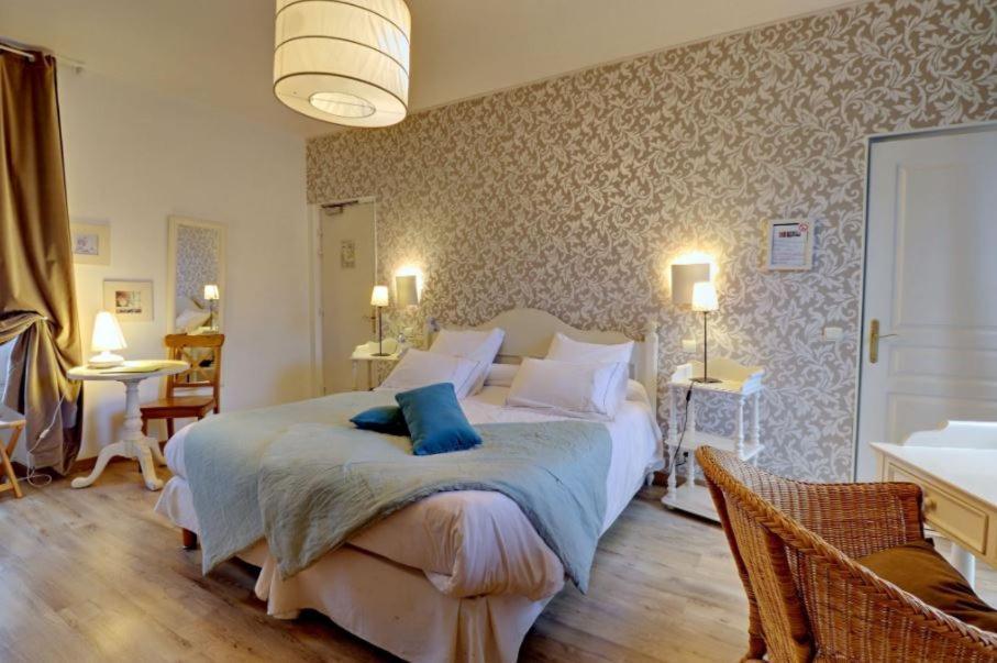 Logis Hotel De La Chapelle Milon-la-Chapelle Eksteriør bilde